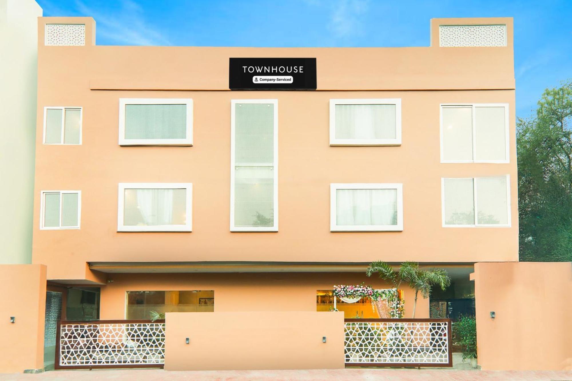 Super Townhouse Viraj Khand Formerly Veridian Inn Chinhat Exterior foto
